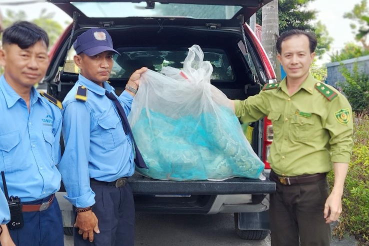 Nguoi dan giao 2 con tran cho Kiem lam TP.HCM hinh anh