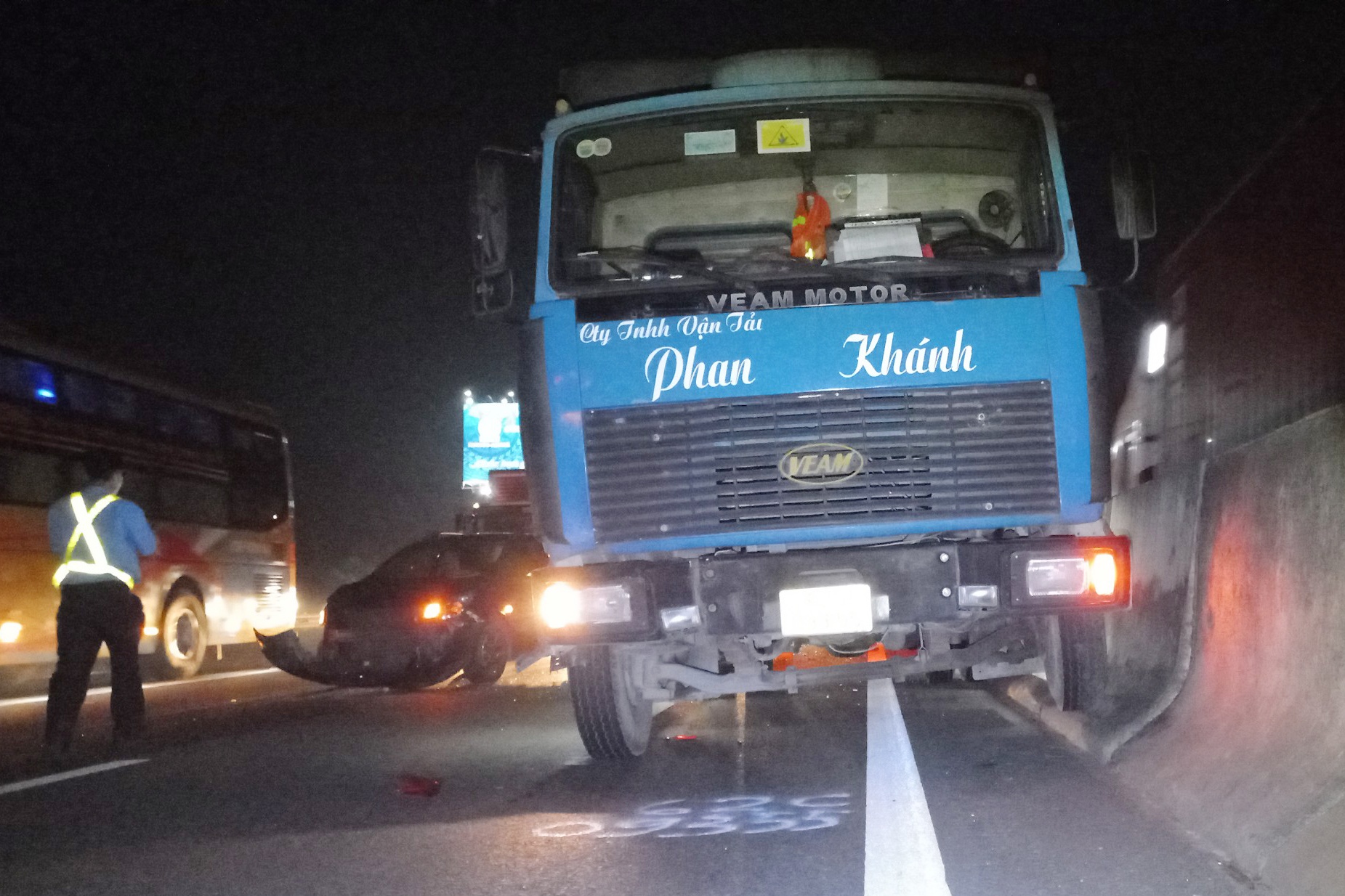 Hai oto va cham khi tranh phuong tien khac tren cao toc hinh anh