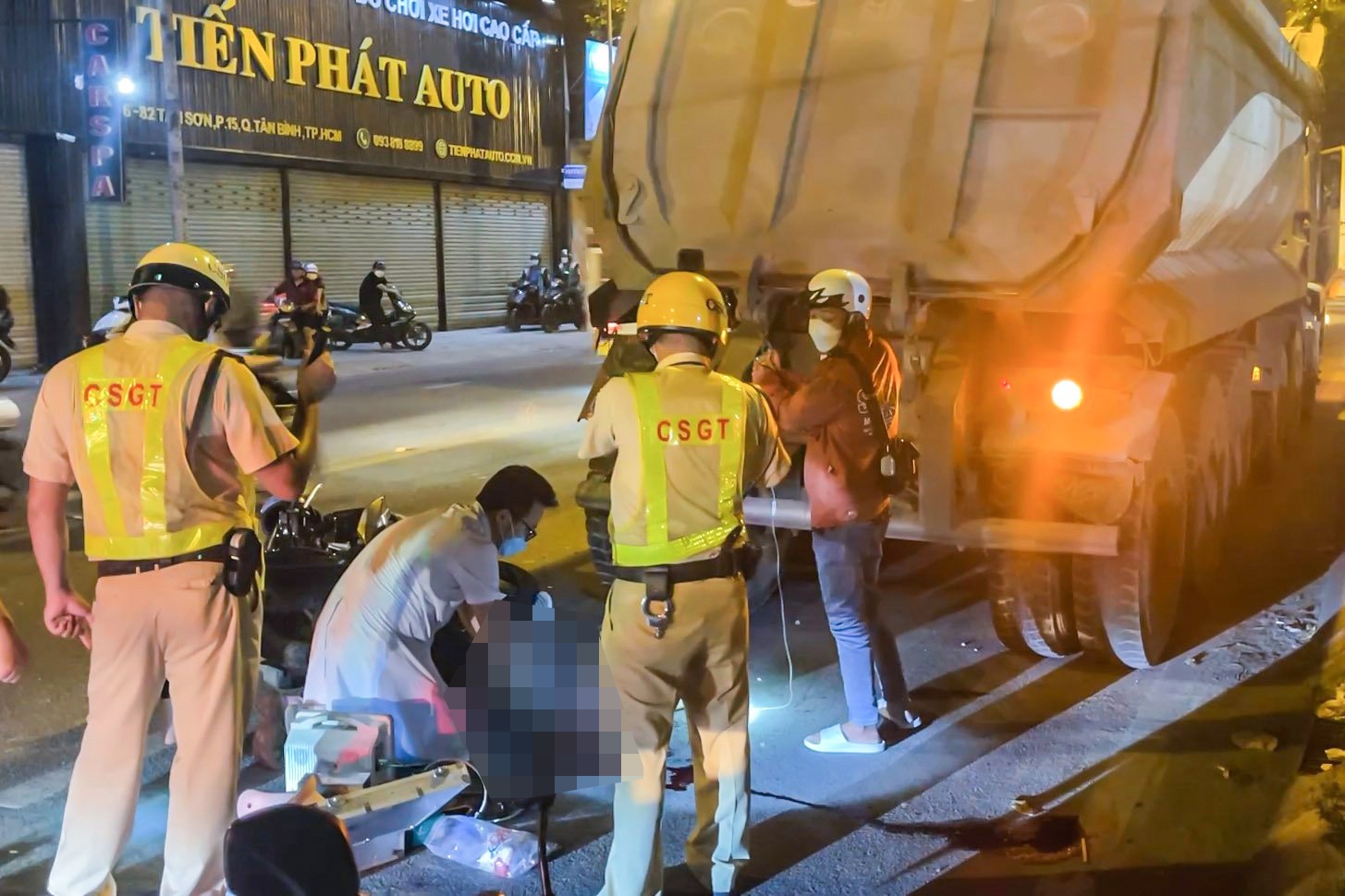 Di tat nien ve, nguoi phu nu tong vao duoi xe ben tu vong o TP.HCM hinh anh