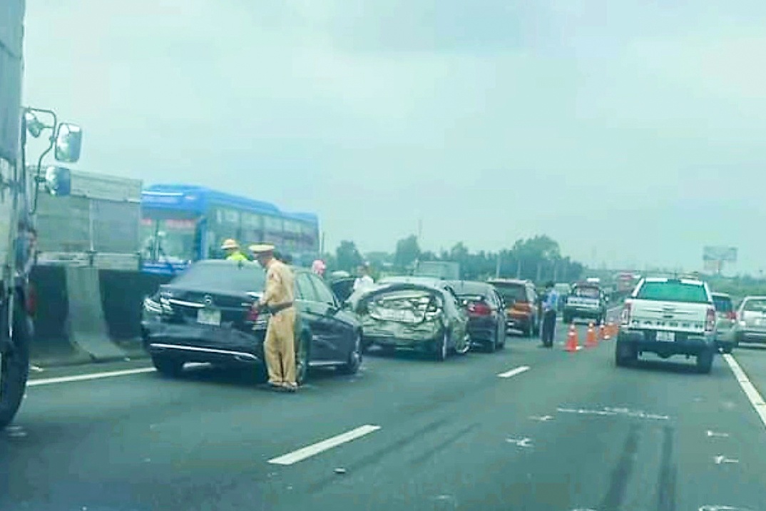 3 vu tai nan lien tiep tren cao toc TP.HCM - Trung Luong hinh anh