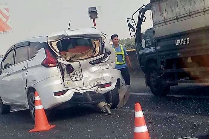 3 oto tong lien hoan tren cao toc TP.HCM - Trung Luong hinh anh