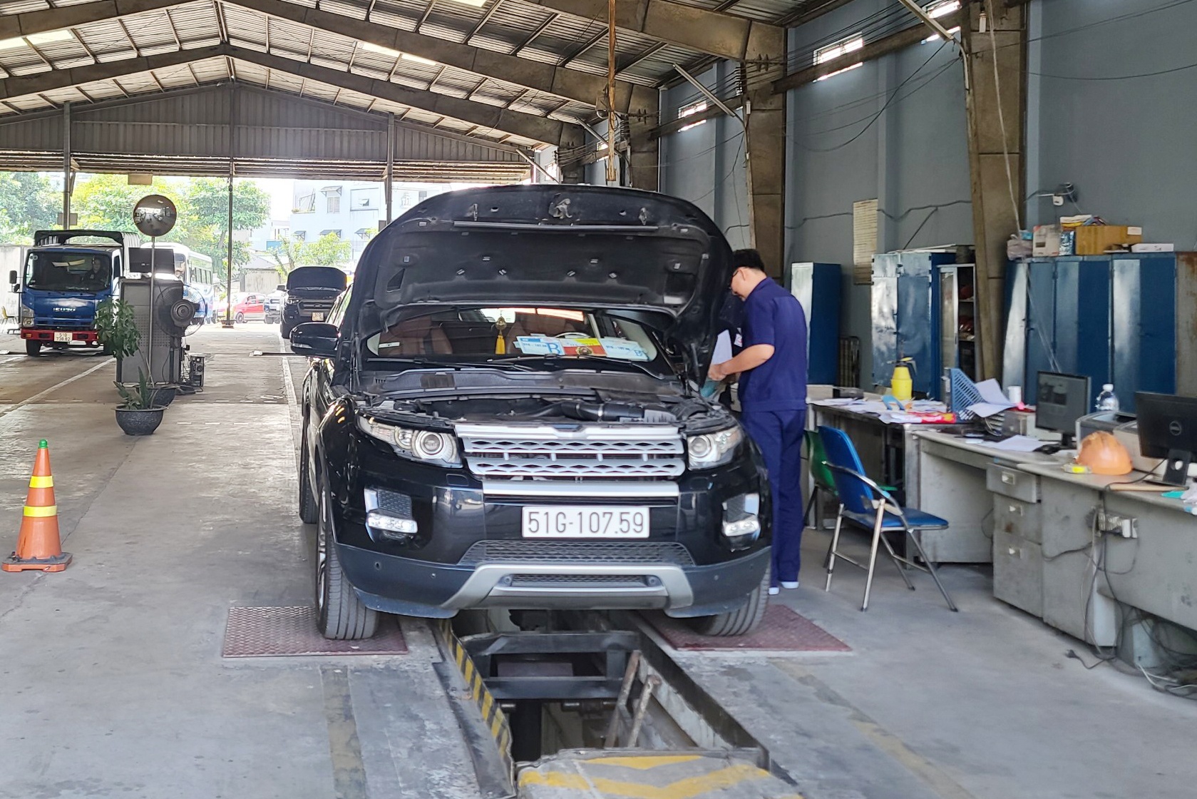 Trung tam dang kiem o TP.HCM hoat dong on dinh khi mo cua tro lai hinh anh