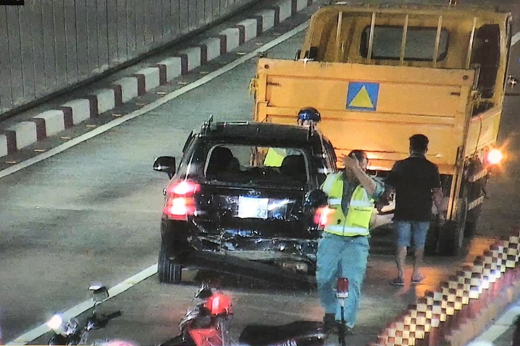 3 oto tong lien hoan trong ham vuot song Sai Gon hinh anh