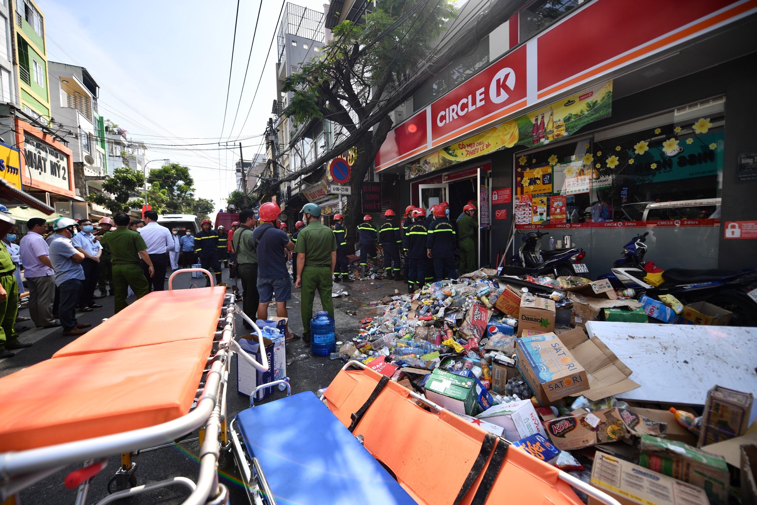 Mot nan nhan tu vong, 8 nguoi thoat ra ngoai khi Circle K sap o TP.HCM hinh anh