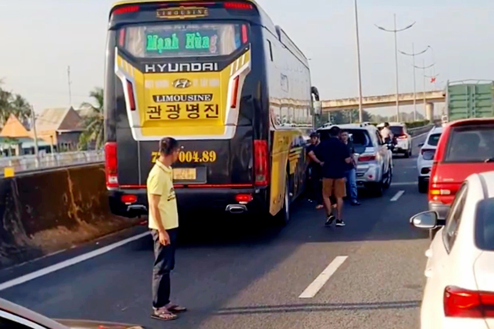 6 oto tong lien hoan tren cao toc TP.HCM - Trung Luong hinh anh