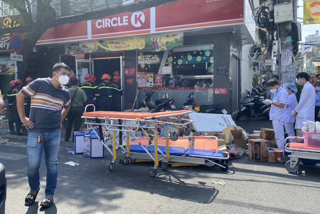 Hien truong cua hang Circle K bi sap o TP.HCM hinh anh