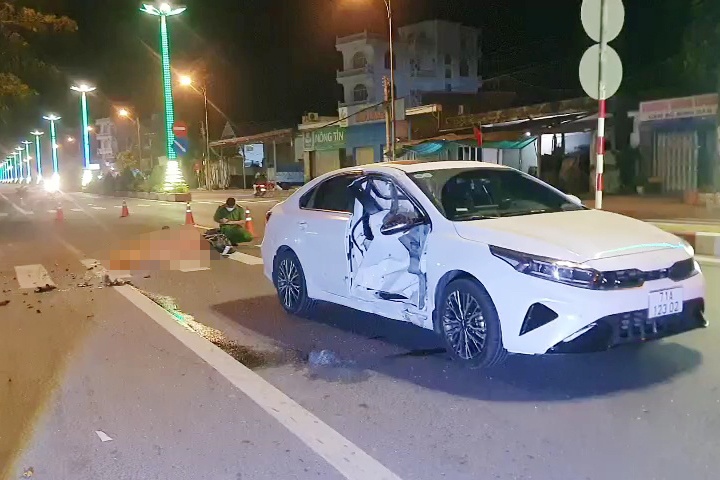 Va cham oto tren quoc lo 1, nam thanh nien thiet mang hinh anh