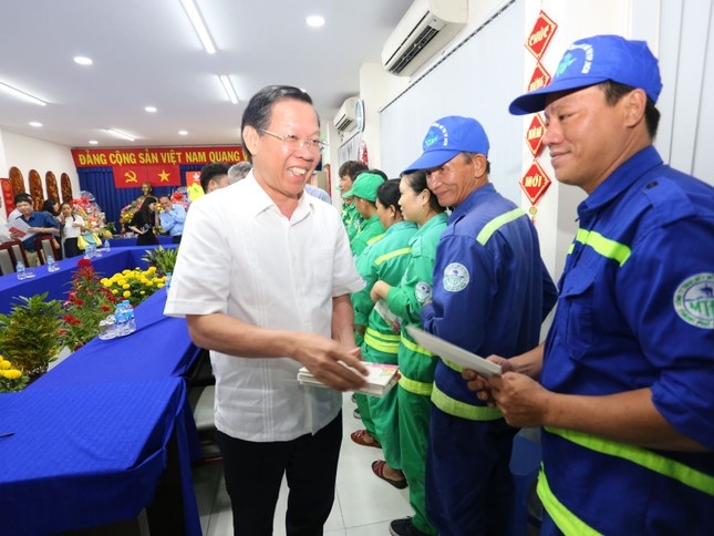 Rac gap doi ngay thuong, cong nhan ve sinh TP.HCM lam xuyen giao thua hinh anh