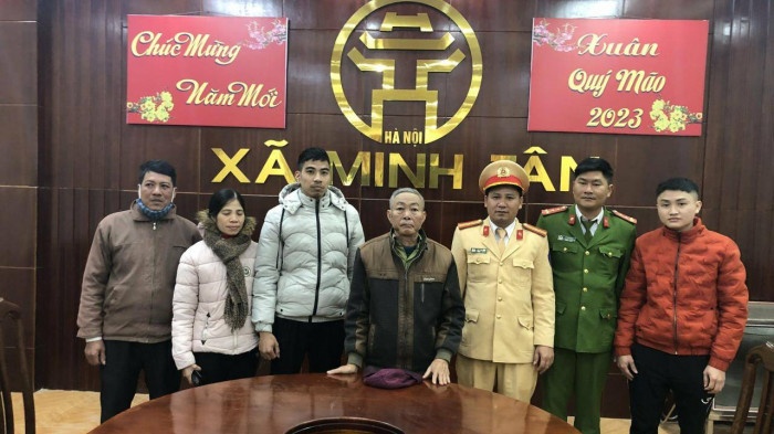 Cu ong lac tren cao toc duoc CSGT dua ve nha don Tet hinh anh