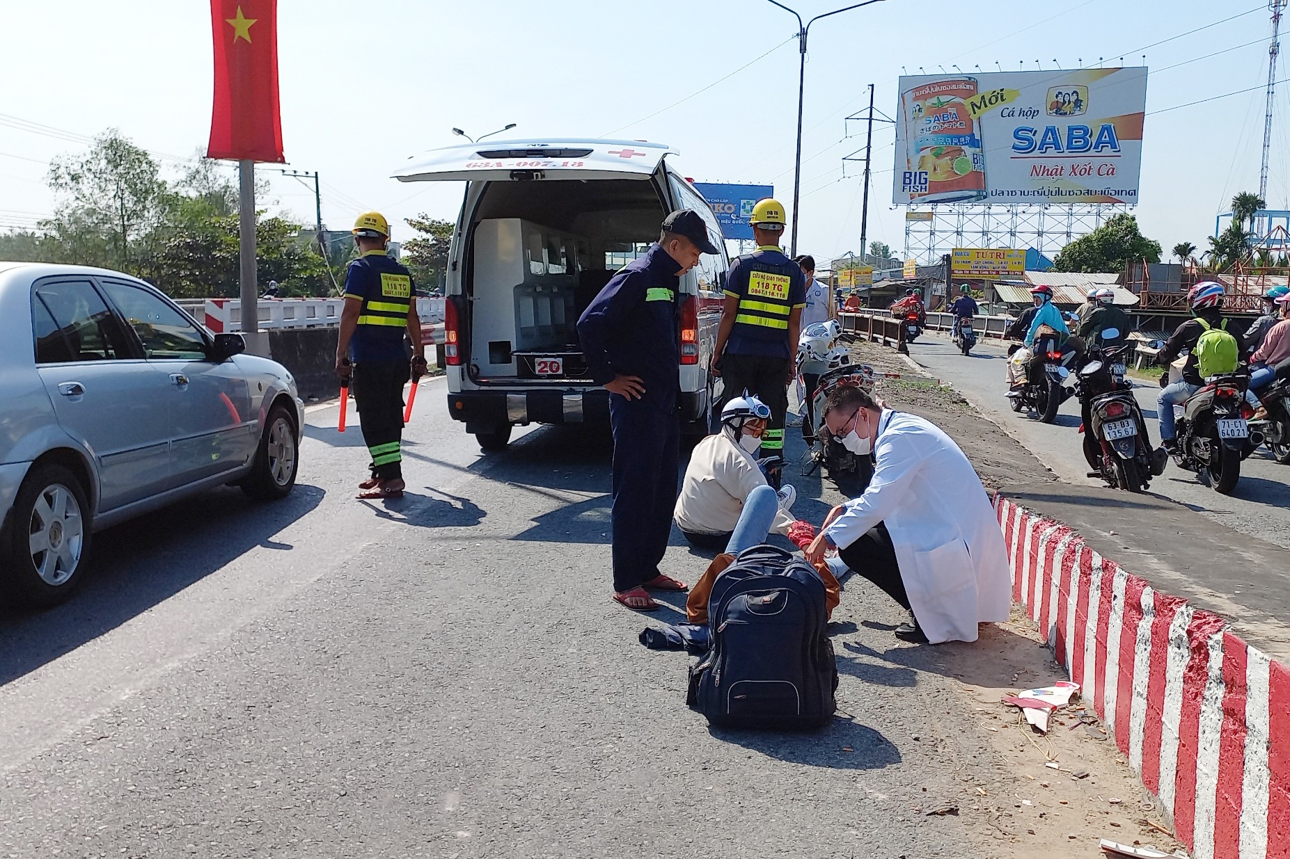 Xe may tong thanh cau, hai co gai vang xa 5 m tren quoc lo 1 hinh anh
