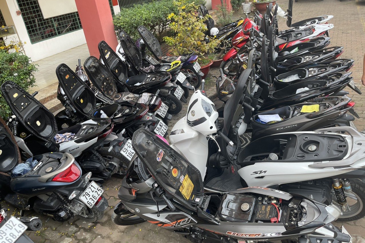 dua xe trai phep anh 1