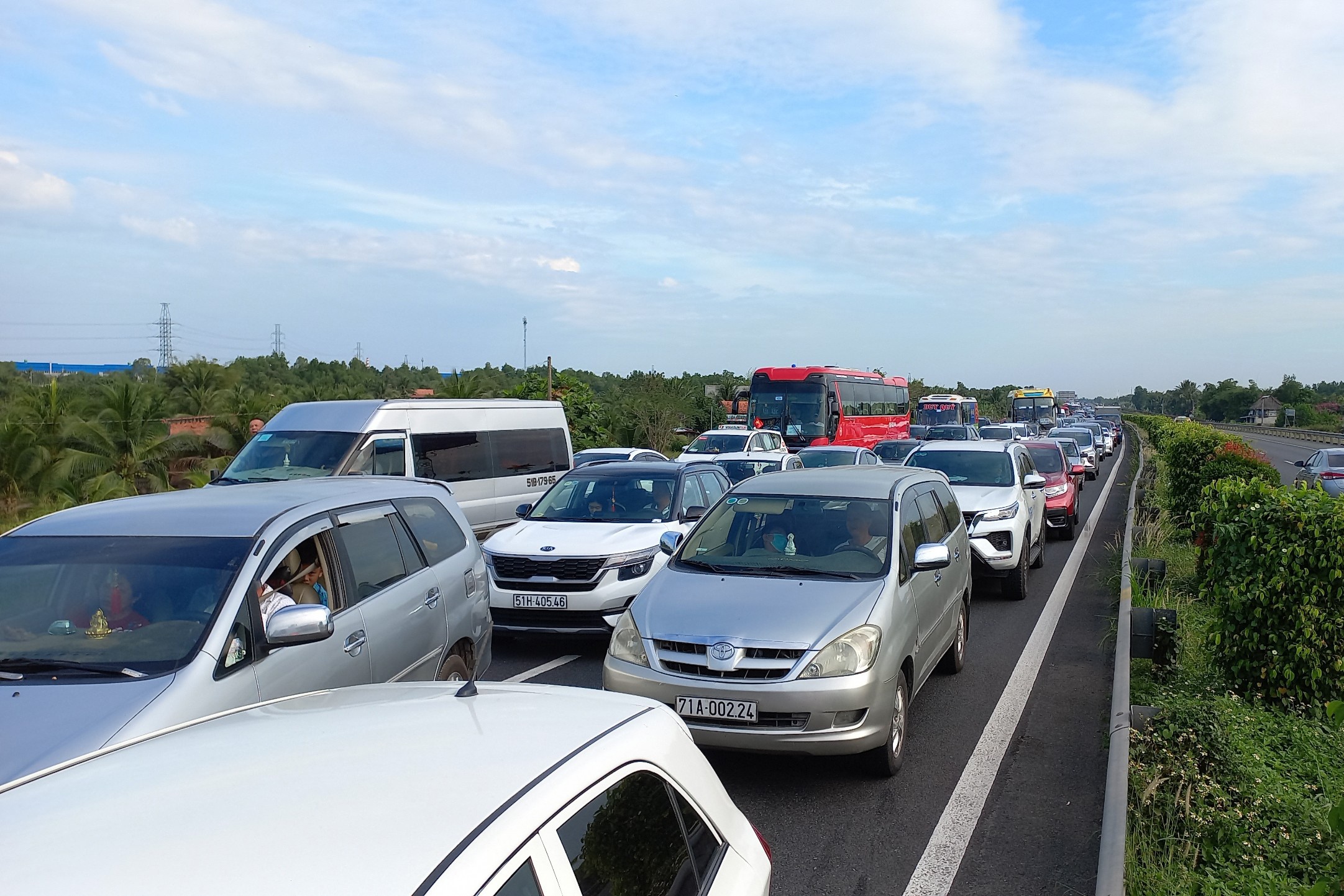 Cao toc ve mien Tay un tac sau tai nan giua 2 oto hinh anh