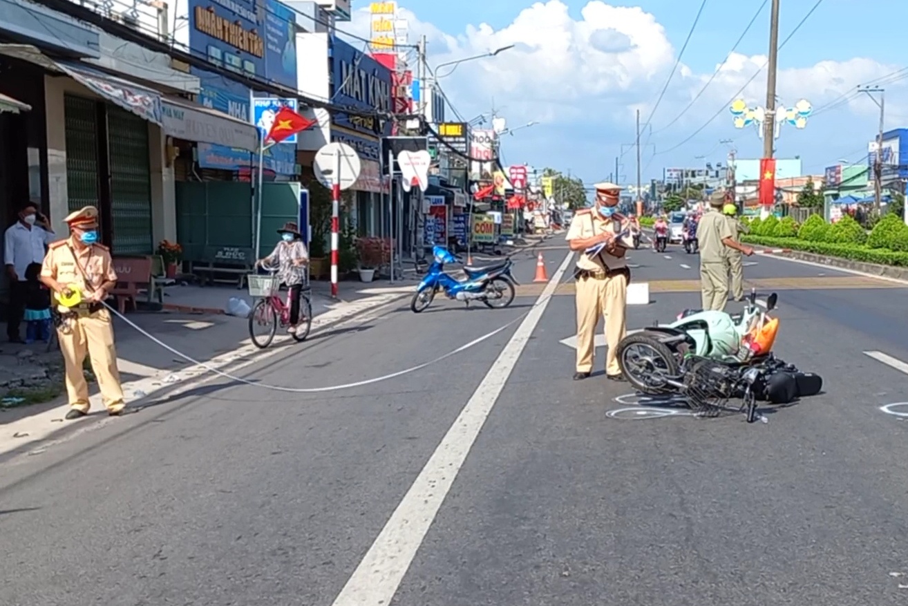 Be gai nguy kich sau tai nan lien hoan tren quoc lo 1 hinh anh