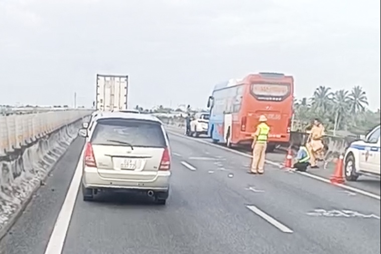 Cao toc huong mien Tay ve TP.HCM un u sau 2 vu tai nan lien tiep hinh anh