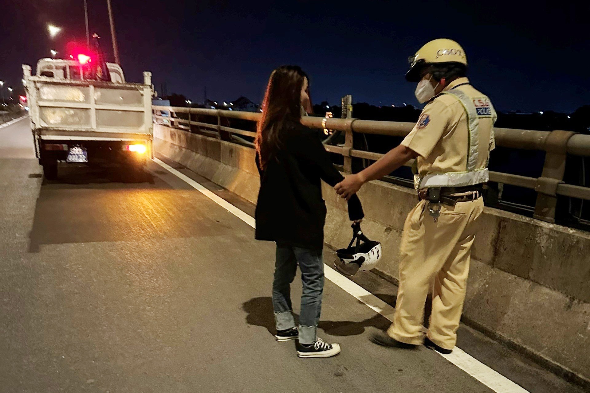 CSGT ngan co gai dinh nhay song Sai Gon sang mung 4 Tet hinh anh