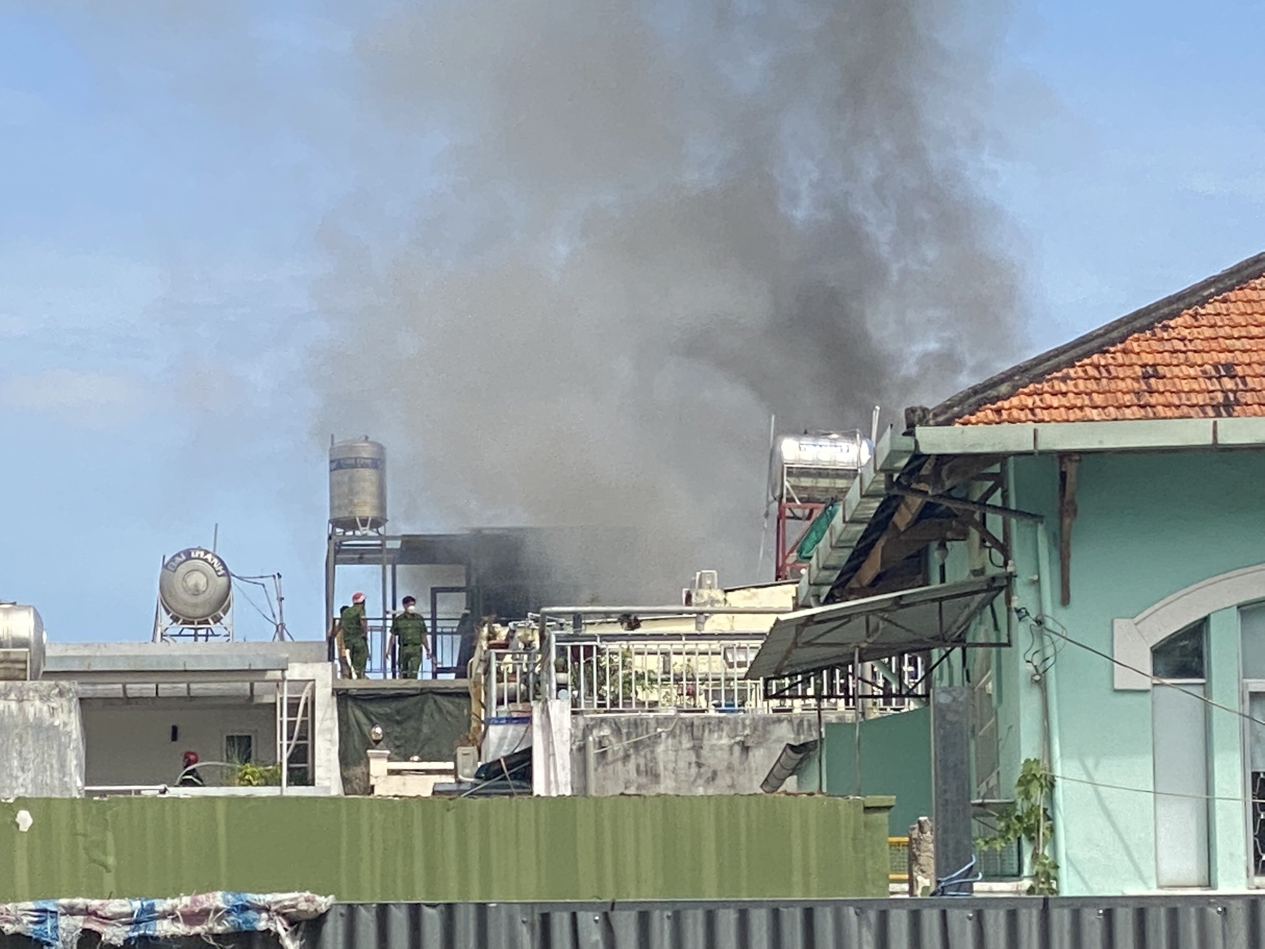 Chay nha trong hem o trung tam TP.HCM trua mung 4 Tet hinh anh