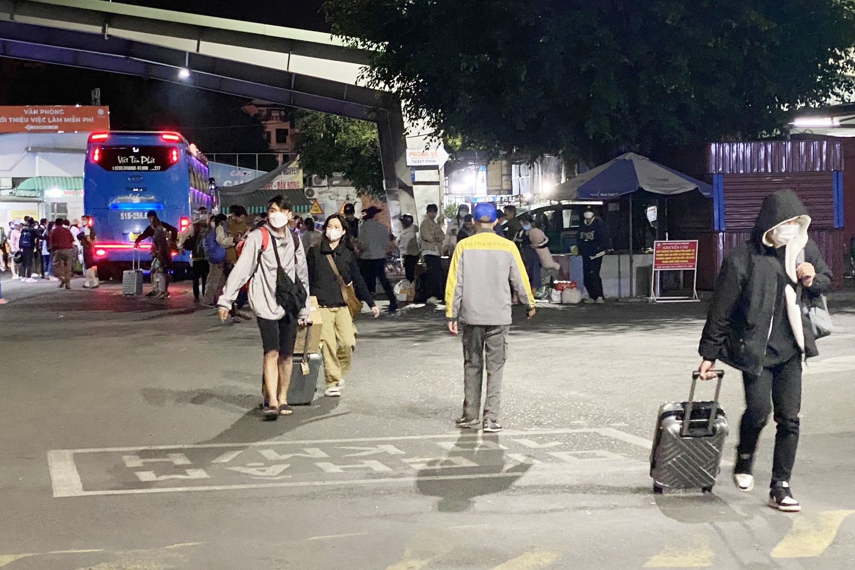 Nguoi dan tap nap tro lai TP.HCM tu 3h sang hinh anh