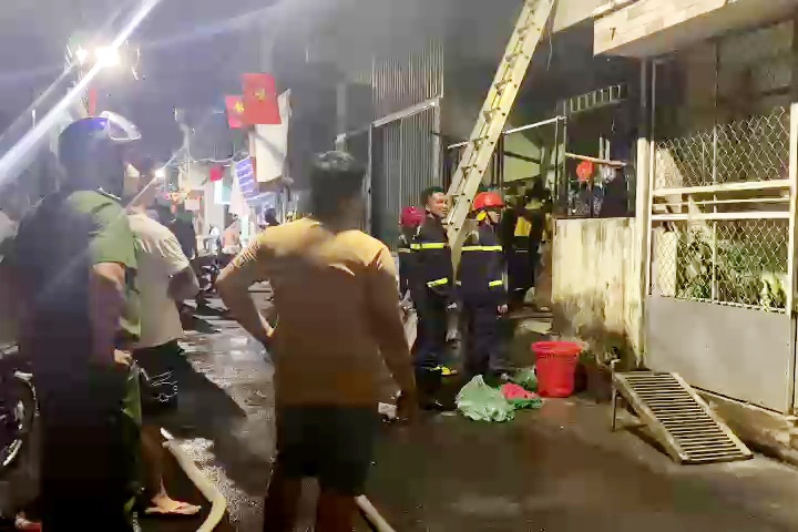 chay nha trong hem anh 1