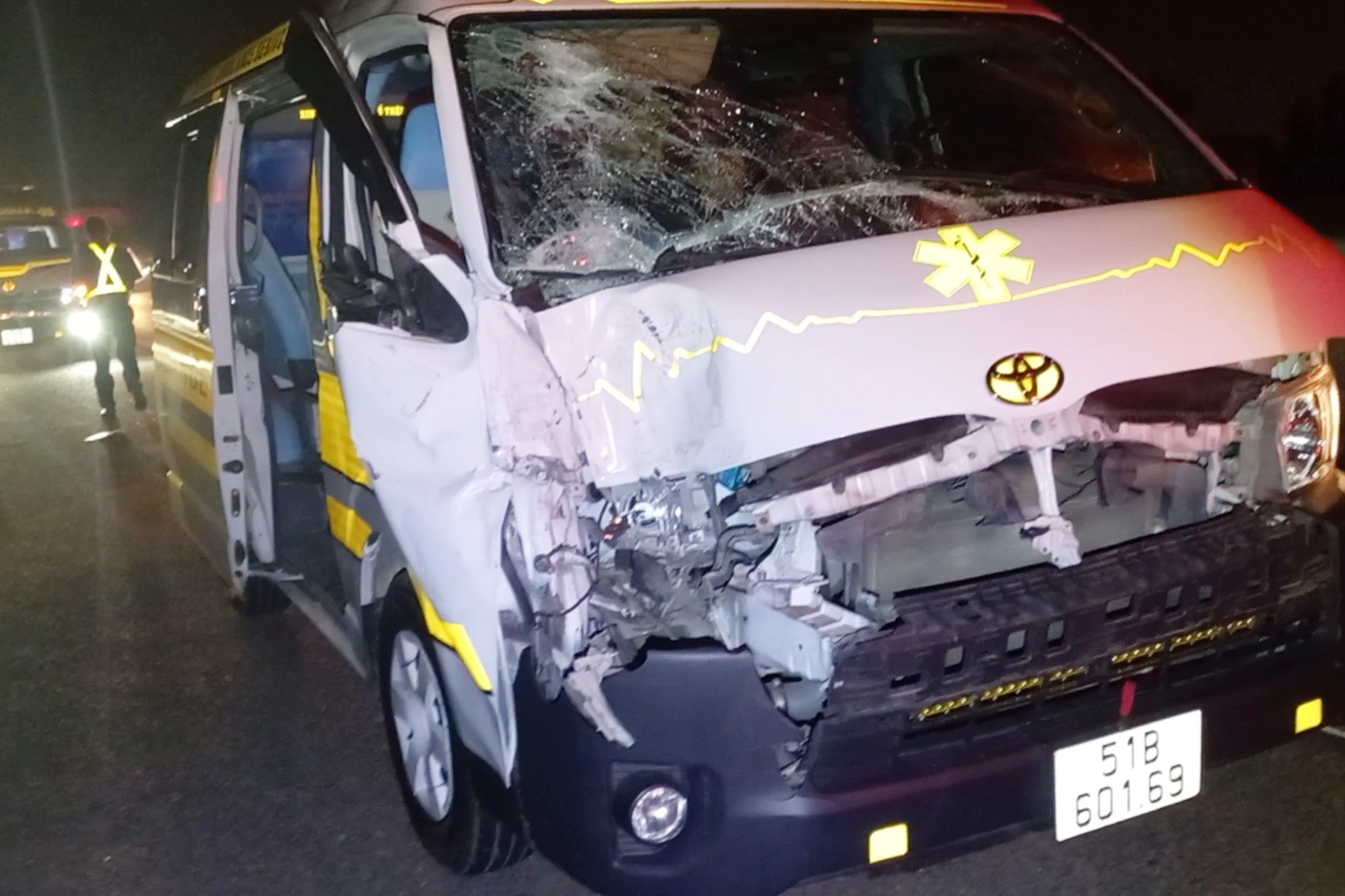 Xe cuu thuong tong duoi oto khach tren cao toc TP.HCM - Trung Luong hinh anh