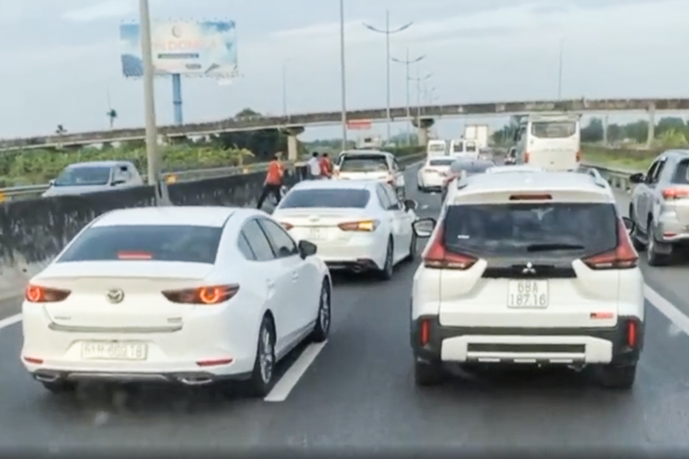 Cao toc huong mien Tay ve TP.HCM un u sau va cham giua 2 oto hinh anh