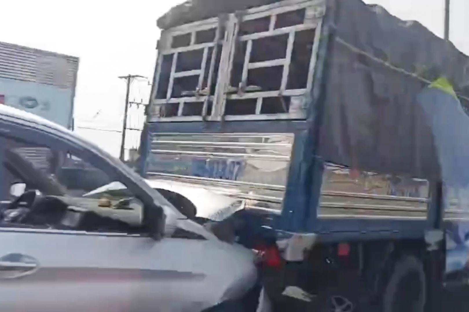 3 oto tong lien hoan tren cao toc huong TP.HCM - Trung Luong hinh anh