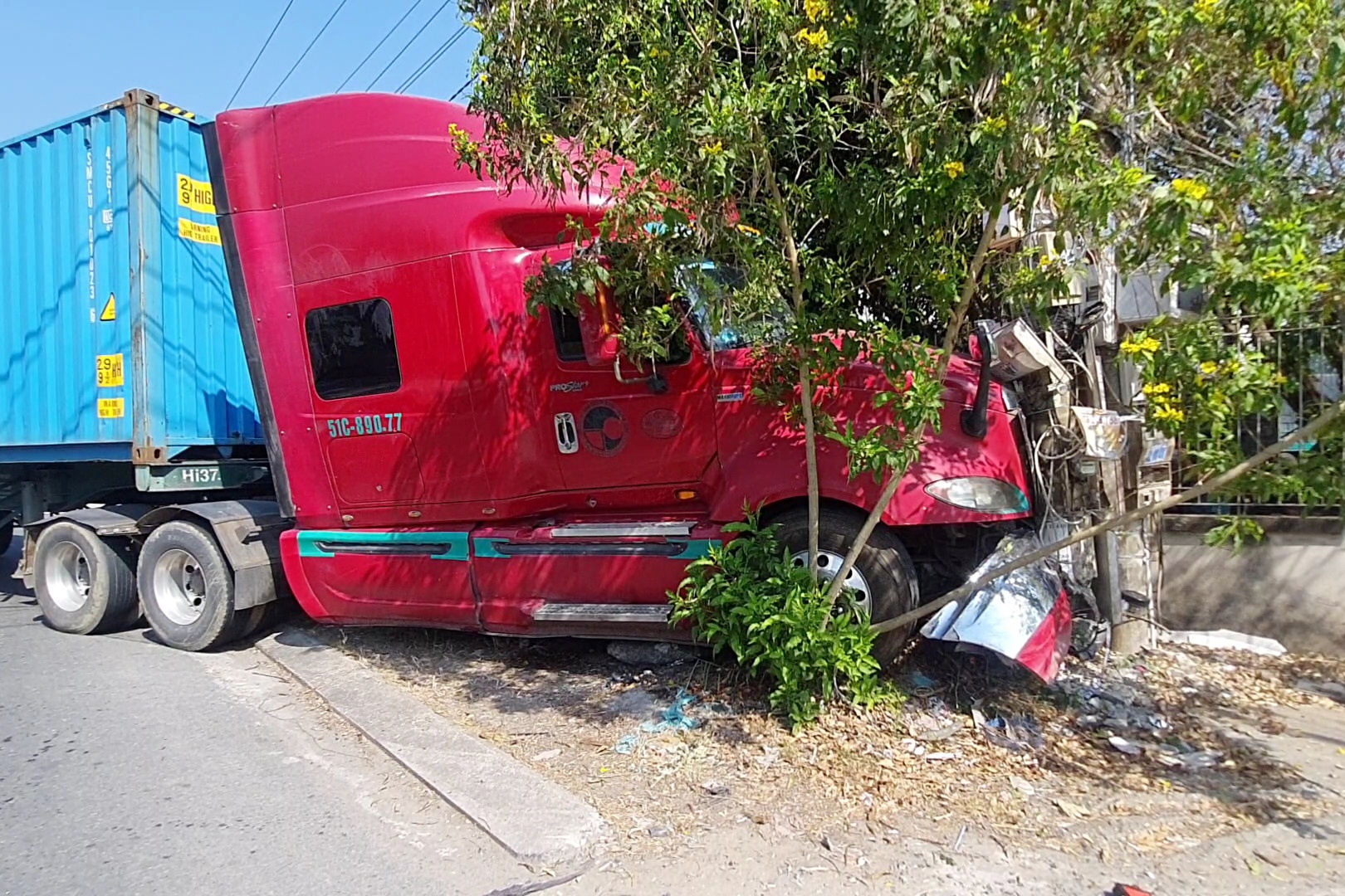 Xe dau keo container tong gay 2 tru dien tren quoc lo hinh anh