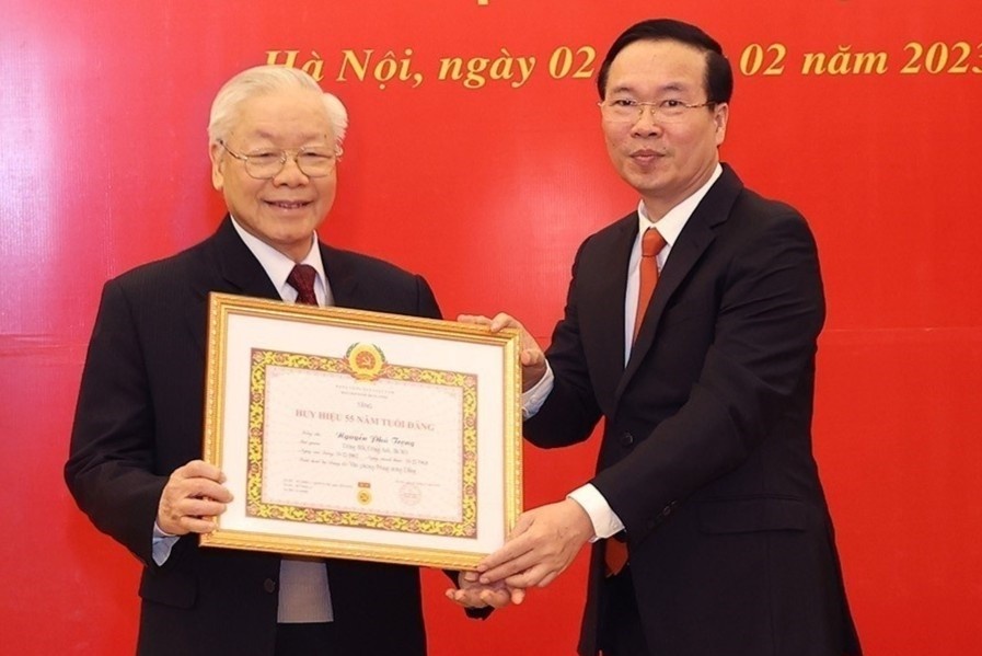 Tong bi thu Nguyen Phu Trong nhan Huy hieu 55 nam tuoi Dang hinh anh