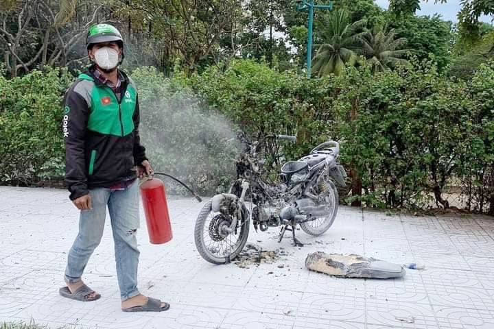 Xe may bi thieu rui ben canh cong vien o TP.HCM hinh anh