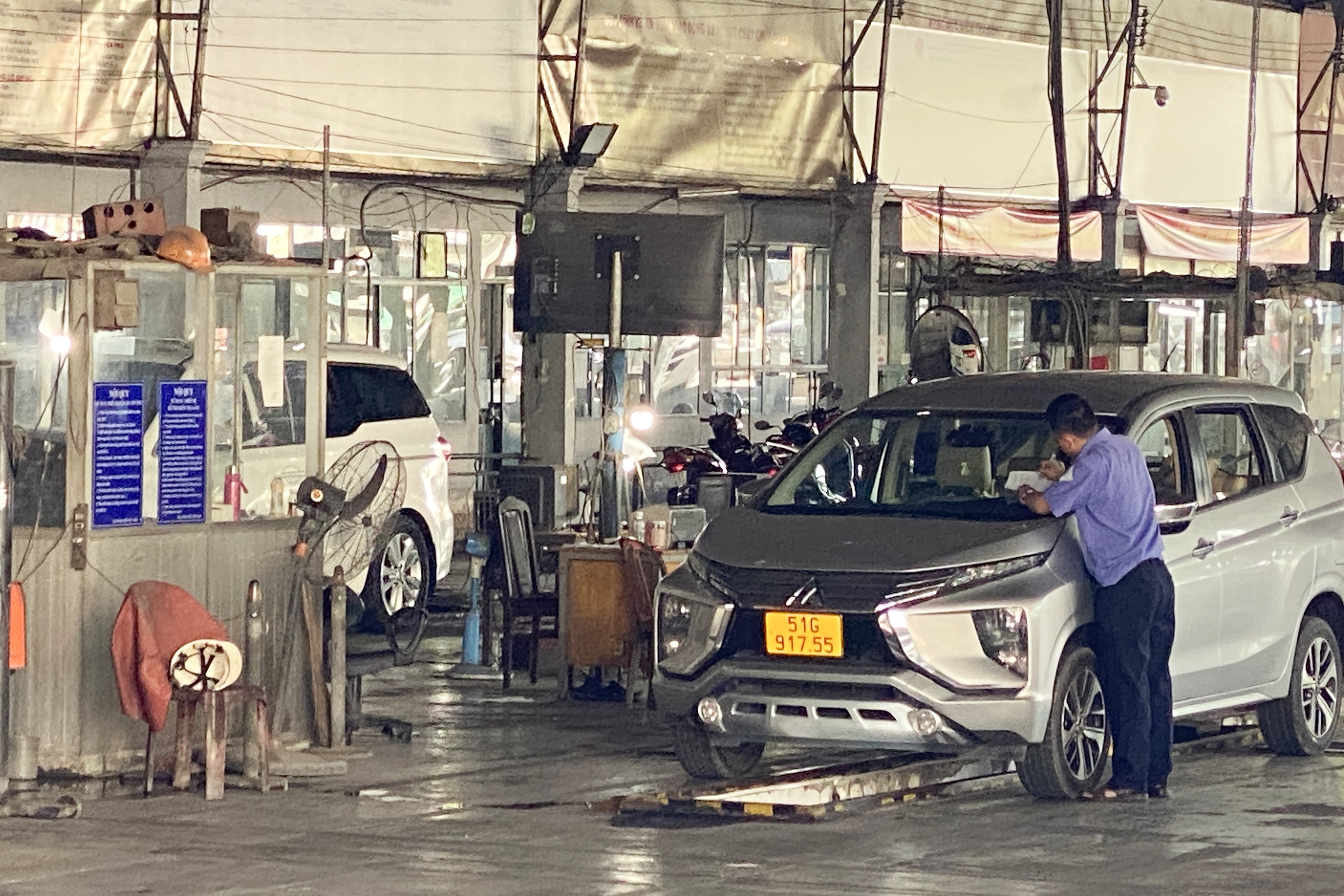 Tai xe ngo ngang vi di dang kiem o TP.HCM 'nhanh la thuong' hinh anh