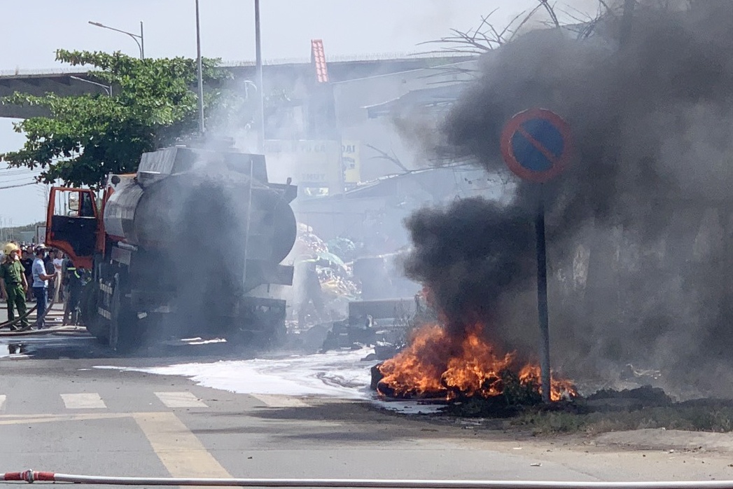 Xe bon cho xang o TP.HCM boc chay, lan sang bai phe lieu hinh anh