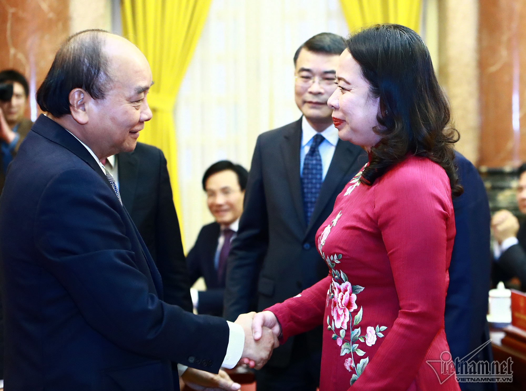 Nguyen Chu tich nuoc Nguyen Xuan Phuc ban giao cong tac hinh anh