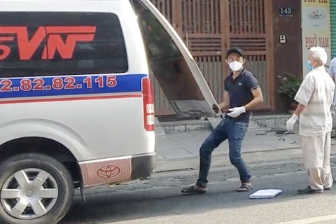 Nguoi dan ong nghi roi lau trong tru so UBND phuong o TP.HCM hinh anh