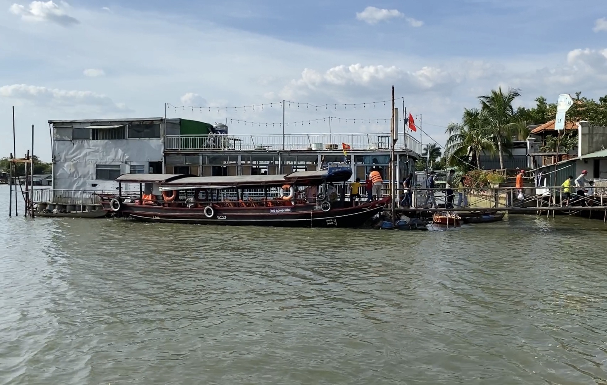 lat thuyen tren song anh 2