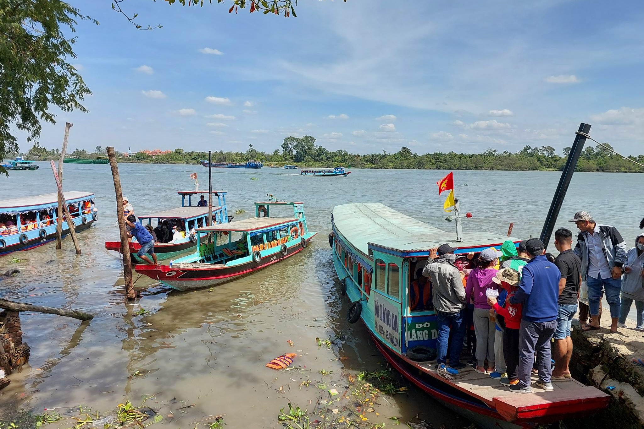 Vu lat thuyen tren song Dong Nai: Nan nhan tu vong do mac ket hinh anh