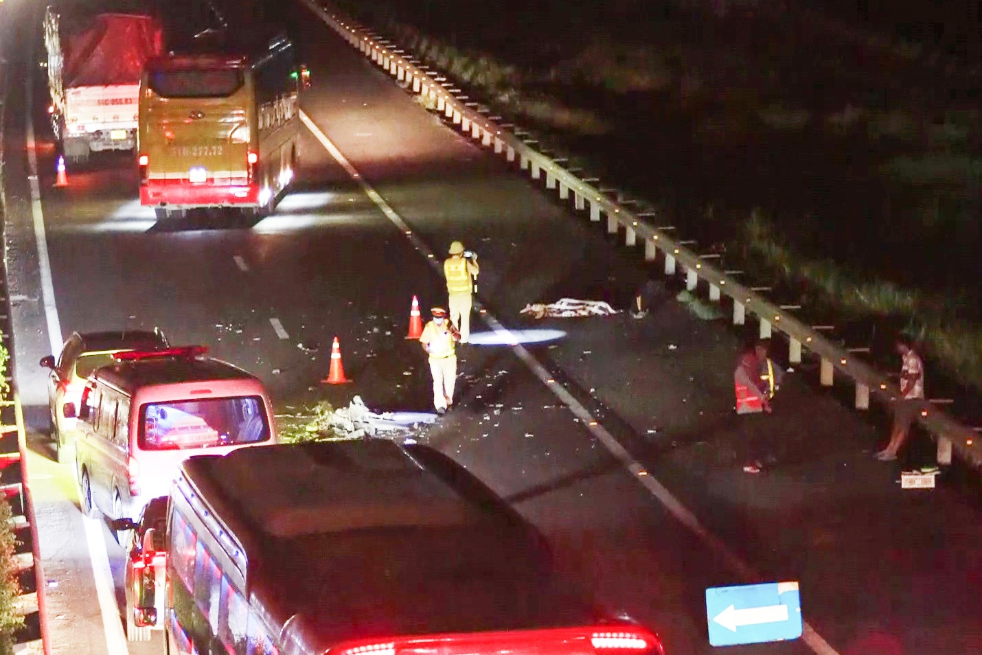 Chay xe may nguoc chieu vao cao toc, nguoi dan ong bi oto tong tu vong hinh anh