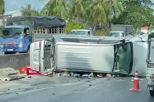 Oto 7 cho lat sau va cham voi xe container, 6 nguoi nhap vien hinh anh