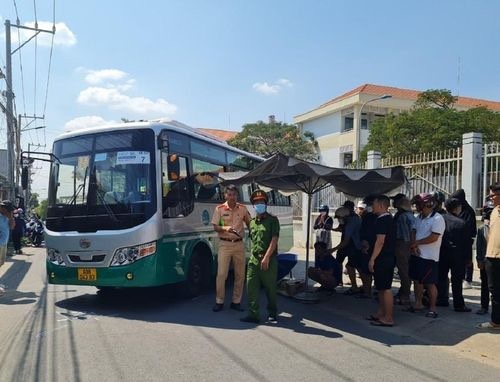 Hoc sinh lop 3 bi xe dua ruoc can tu vong hinh anh