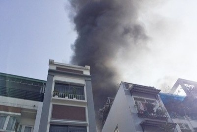 Nha 5 tang o TP.HCM boc chay sau tieng no lon hinh anh