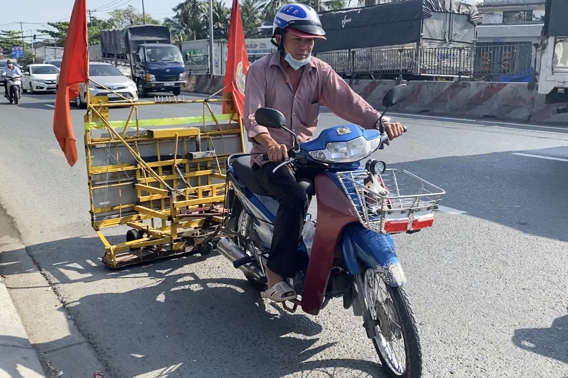 Nguoi dan ong 20 nam chay xe pha tran 'dinh tac' o TP.HCM hinh anh