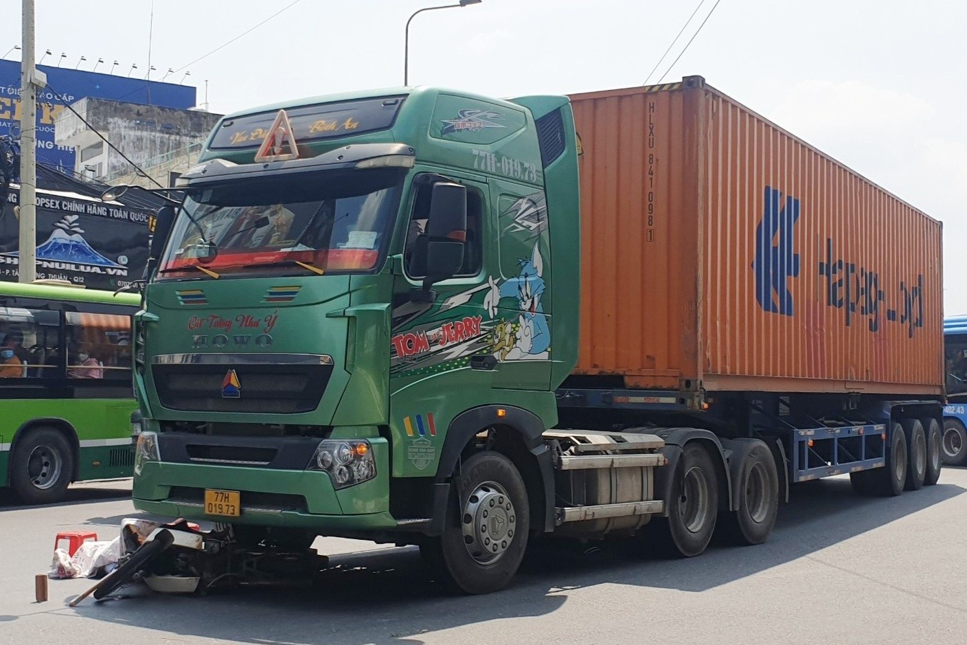 Va cham xe dau keo o TP.HCM, nguoi dan ong thiet mang hinh anh