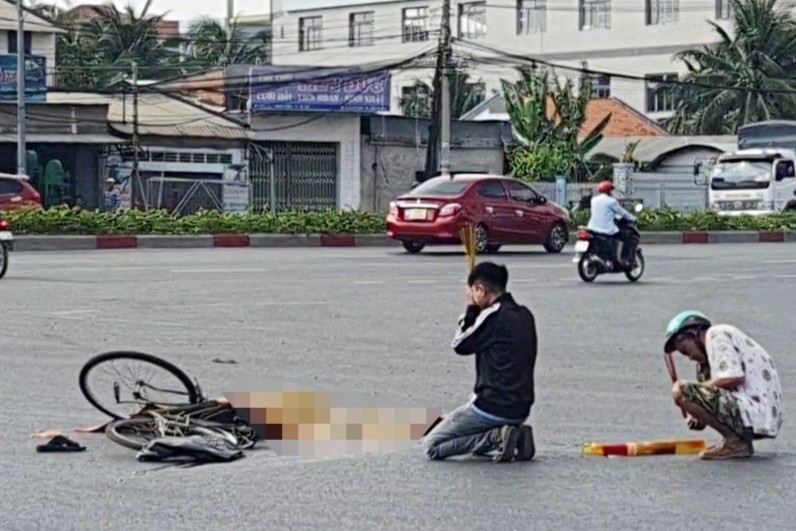 Nguoi dan ong thiet mang khi va cham xe tai tren quoc lo hinh anh