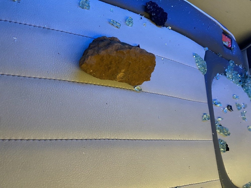 Tai dien nan xe khach bi nem da vo kinh khi qua Tay Nguyen hinh anh