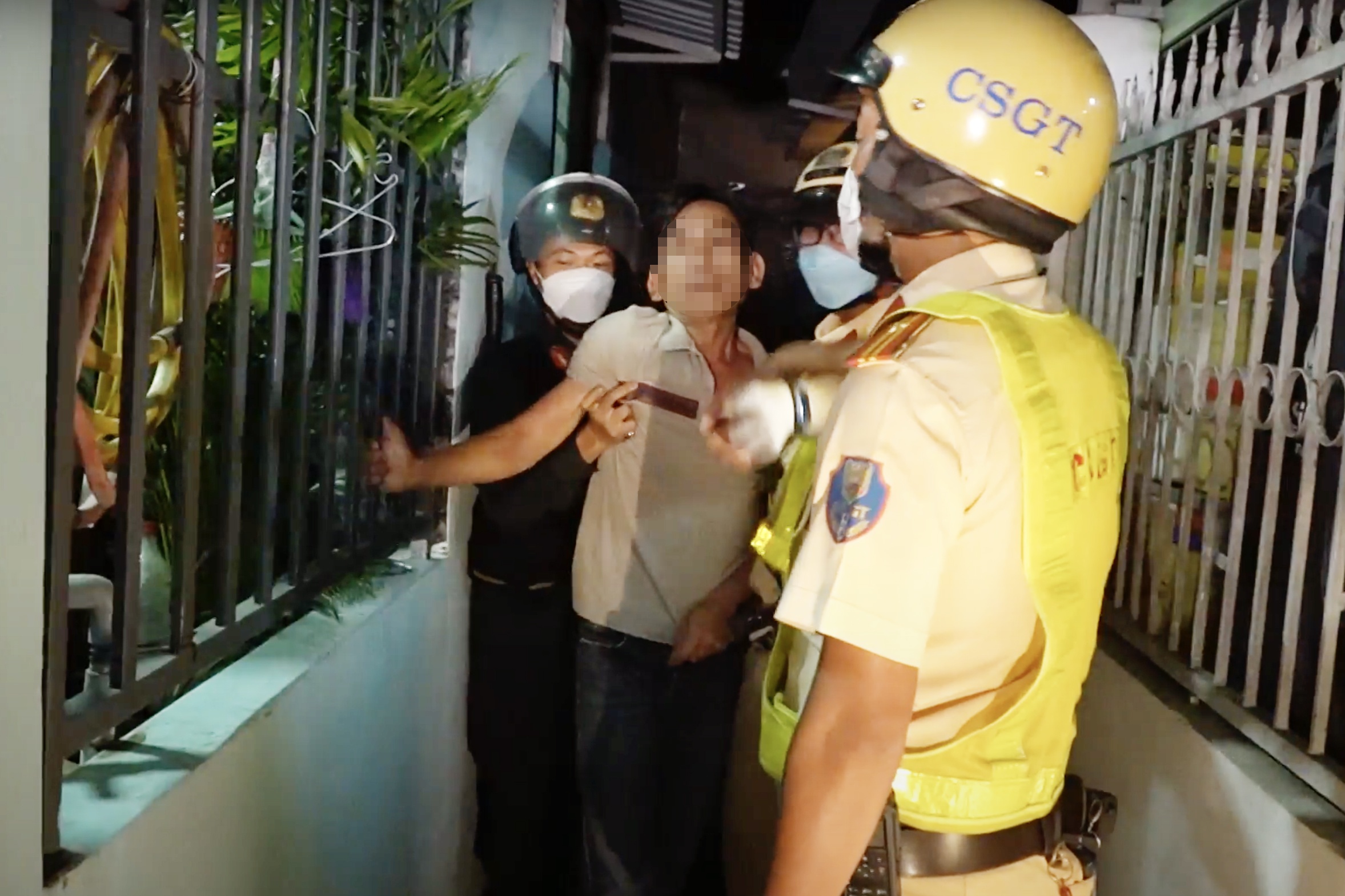 'Ma men' chay tron CSGT TP.HCM: Toi nhau xin chu lam gi ma bat hinh anh