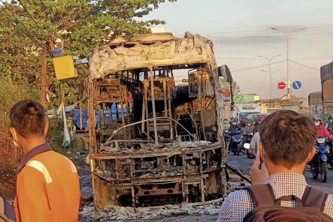 Xe giuong nam chay rui, nhieu hanh khach thoat nan hinh anh