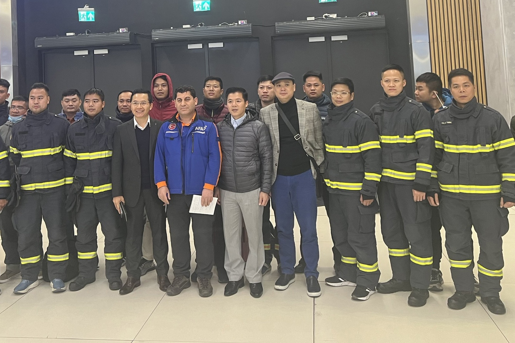 Doan cua Bo Cong an da den Tho Nhi Ky chuan bi cuu nan vu dong dat hinh anh