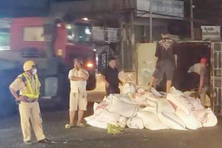 Tai nan lien hoan giua 4 oto va mot xe may o TP.HCM hinh anh