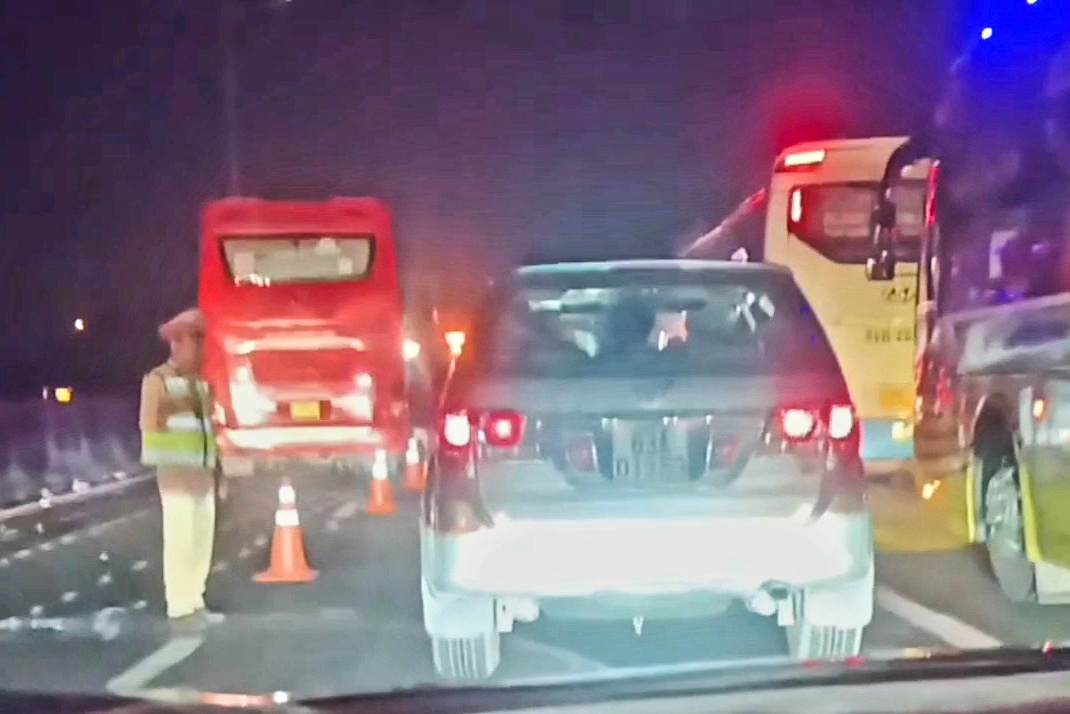 3 oto tong lien hoan tren cao toc TP.HCM - Trung Luong hinh anh