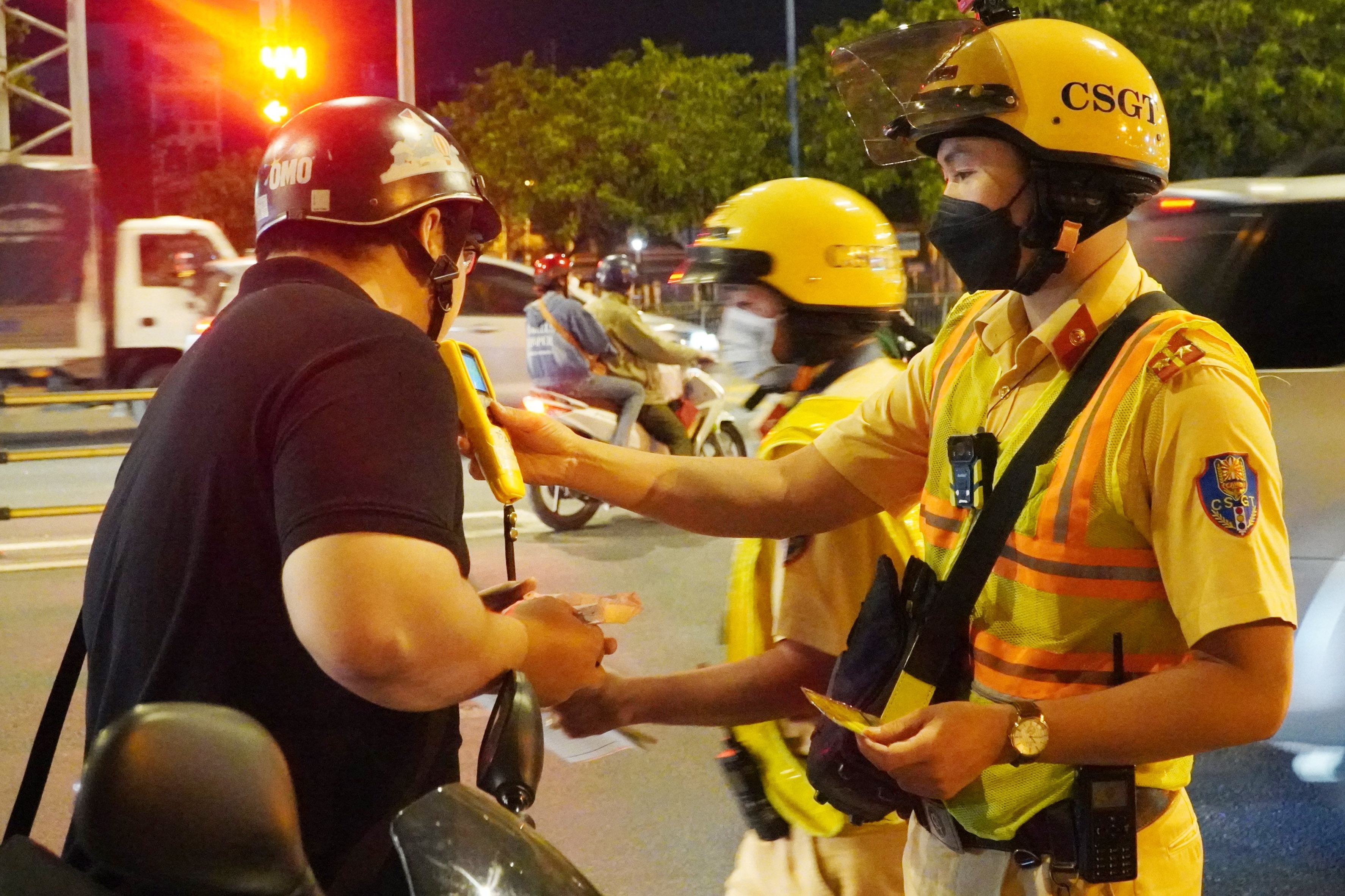 Tai xe o TP.HCM khong chiu ky bien ban khi vi pham nong do con hinh anh