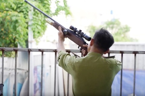 Bat duoc con khi duoi dai 'dai nao' khu dan cu o TP.HCM hinh anh