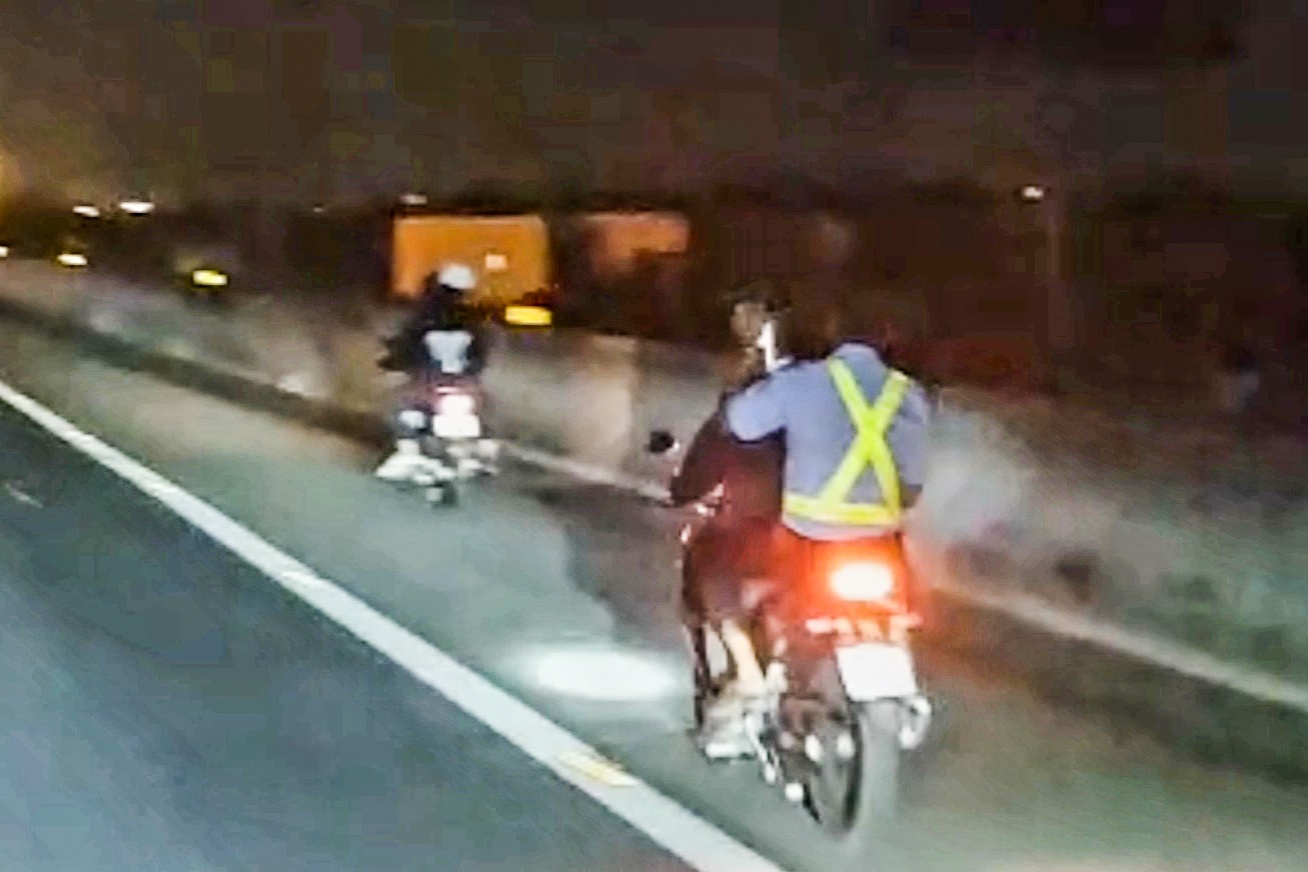 Hai xe may ruot duoi tren cao toc TP.HCM - Trung Luong hinh anh